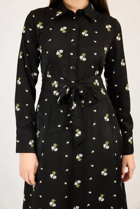 שמלת צווארון מידי שחור עם פרחים רקמה