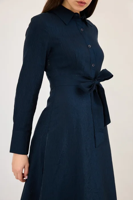 שמלת צווארון מידי שחור עם פרחים רקמה