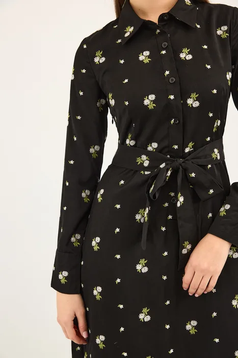 שמלת צווארון מידי שחור עם פרחים רקמה