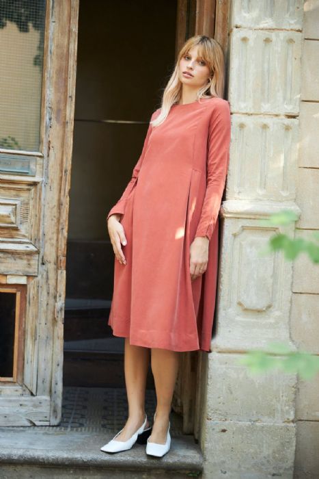 שמלת תיפורים במותן כתום- חמרה